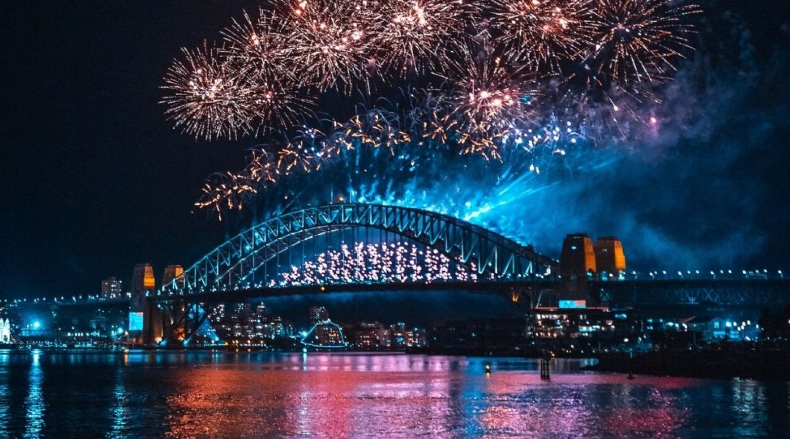 NYE Boat Hire Sydney - Sydney Harbour Bridge Firework Show