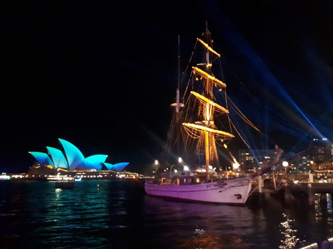 vivid sydney clearview glass boat dinner cruise